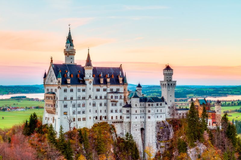 Pohádkový zámek Neuschwanstein leží v Bavorsku u obce Schwangau. Nechal ho postavit Ludvík II. Bavorský a jde o jednu z nejznámějších a nejnavštěvovanějších turistických destinací v Německu. Kouzelná stavba se objevila i v několika filmech a inspirovala Walta Disneyho ke stvoření hradu Šípkové Růženky, který najdete v Disneylandu.