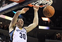 Basketbalisté Memphisu porazili v NBA Orlando 103:94 a posunuli se na druhé místo v tabulce Západní konference před Portland. 