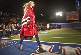 Originální přehlídka značky Tommy Hilfiger, která byla stylizována do barev finále amerického fotbalu Super Bowl.