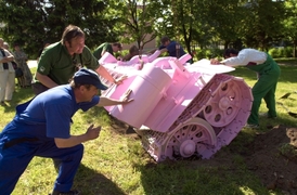 Růžový tank T-34 Davida Černého.