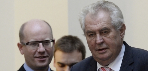 Premiér Bohuslav Sobotka (ČSSD, vlevo) a prezident Miloš Zeman.