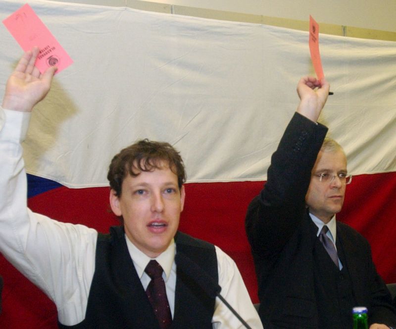 Stanislav Gross (zleva) a Vladimír Špidla na zasedání ústředního výkonného výboru ČSSD (snímek z roku 2003).