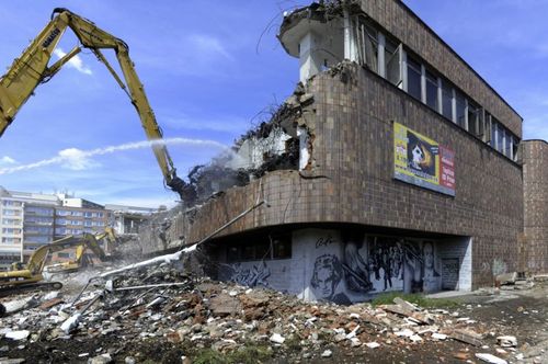 Demolice obchodního domu Prior, po které vyrostly na náměstí Svobody v Teplicích hned dvě velké "krabice" vedle sebe.