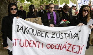 Studenti etnologie z Univerzity Karlovy dali najevo nesouhlas s ředitelem ústavu Markem Jakoubkem.