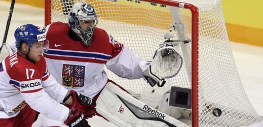 Gólman Pavelec v akci. 