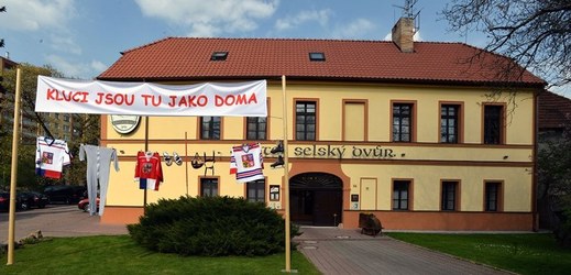 Po celé mistrovství světa bydleli čeští hokejisté v hotelu Selský dvůr, patřícímu hoteliérovi Viliamu Sivekovi staršímu.