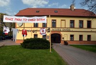 Po celé mistrovství světa bydleli čeští hokejisté v hotelu Selský dvůr, patřícímu hoteliérovi Viliamu Sivekovi staršímu.