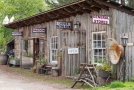 V palírně se nachzí i piano bar, country salon či malý obchůdek.