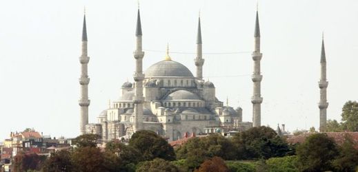 Jedna z největších mešit - mešita sultána Ahmeda v evropské části tureckého Istanbulu, pojme přibližně stejný počet muslimů, jako ta nově postavená v Moskvě.