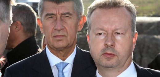 Najmutí advokátů schválil ministr životního prostředí Richard Brabec (vpravo). Na fotografii s Andrejem Babišem.