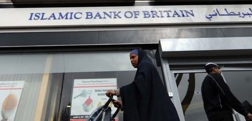 Ve Velké Británii funguje vedle Islamic Bank of Britain, loni přejmenované na Al Rayan Bank, dalších jednadvacet podobných finančních ústavů.