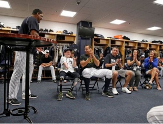 Chlapec si užil v kabině Yankees spoustu zábavy.