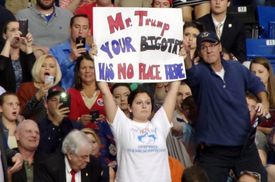 Na transparentu odpůrkyně republikánského prezidentského kandidáta Donalda Trumpa čteme: Pane Trumpe, pro váš fanatismus zde není místo.