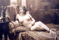 Erotická pohlednice z doby před sto lety.