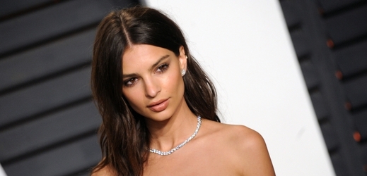 Co na něj říkáte Emily Ratajkowski tentokrát odhalila svůj zadeček Týden cz