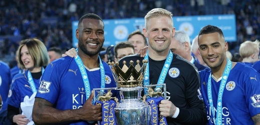 Obránce Leicesteru Danny Simpson (vlevo) s gólmanem Schmeichelem a mistrovskou trofejí. 