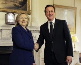 Americká ministryně zahraničí Hillary Clintonová a britský premiér David Cameron v roce 2011.