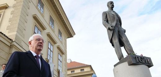 Jiří Drahoš stojí pod sochou TGM na Hradčanském náměstí. 