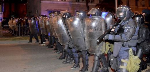 Gruzínská policie během nepokojů ve městě Batumi.