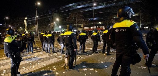 Nizozemská policie při zásahu proti tureckým demonstrantům.