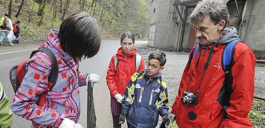 Školáci z Boskovic uklízeli 8. dubna okolí silnice vedoucí ke Skalnímu mlýnu v Moravském krasu. Jarní úklid v chráněné krajinné oblasti byl organizován v rámci celosvětové akce Den Země.