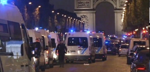 Policie na Champs-Élysées.