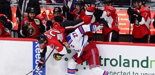 Obránce New York Rangers McDonagh si poradil se svým soupeřem.