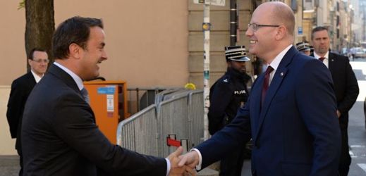 Premiér Bohuslav Sobotka je v Lucembursku. Na snímku s lucemburským premiérem Xavierem Bettelem.