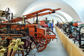 Část muzejní expozice hasičské techniky.