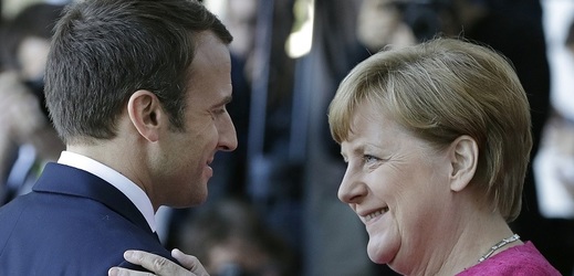 Nový francouzská prezident Emmanuel Macron u německé kancléřky Angely Merkelové. 