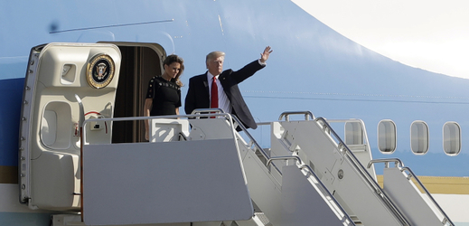 Americký prezident Donald Trump a první dáma Melanie Trumpová před návratem do USA.