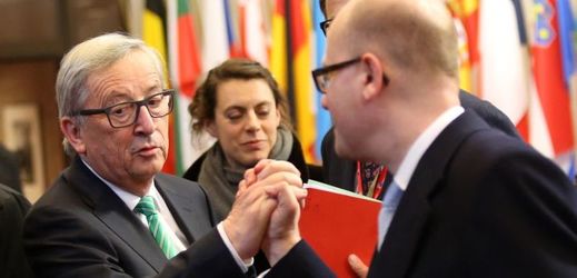 Jean-Claude Juncker (vlevo) a Bohuslav Sobotka na summitu EU.