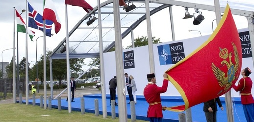 Černohorská vlajka zavlála před velitelstvím NATO v Bruselu.