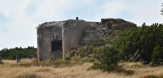 Pohraniční pevnosti (řopíky) na hřebenu v Krkonoš.