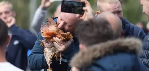 Někteří demonstranti si z prasečích hlav ukusovali.