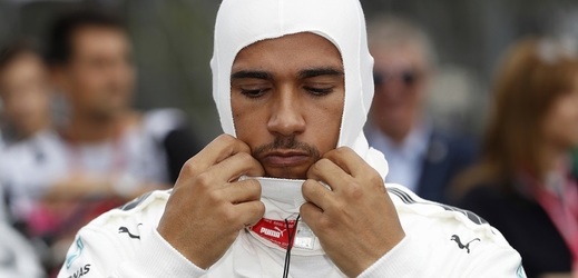 Závodník formule 1 Lewis Hamilton. 