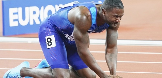 Americký sprinter Justin Gatlin po vítězství v závodě na sto metrů na MS v Londýně. 