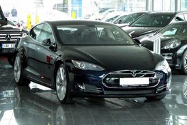 Ani elektromobil značky Tesla se v nabídce příliš neohřál.