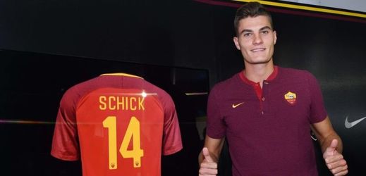 Patrik Schick pózuje se svým novým dresem. Po Sampdorii bude hájit barvy AS Řím.