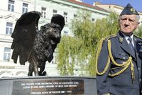 Pietní vzpomínka, která byla věnována československým letcům RAF při příležitosti 72. výročí jejich návratu z Velké Británie, se konala 14. srpna u památníku Okřídleného lva na pražském Klárově. Na snímku je pilot a válečný veterán Emil Boček.