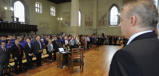 Protestní setkání školských odborů a zástupců vysokých škol a asociací ve vzdělávání proti současným platům učitelů.