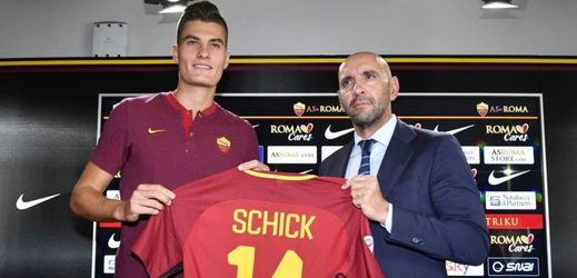 Patrik Schick pózuje s dresem římského velkoklubu.