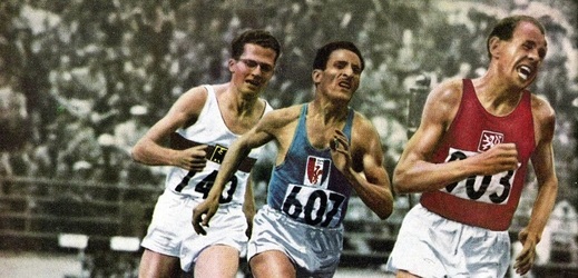 Emil Zátopek v závodě na 5000 metrů v Helsinkách roku 1952.