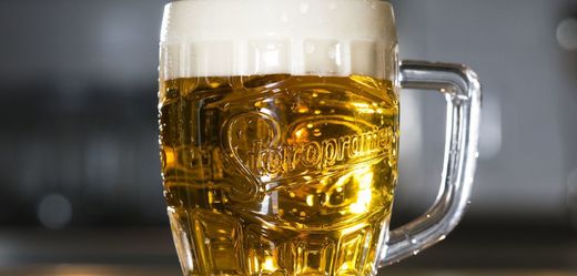 Pivo Staropramen.