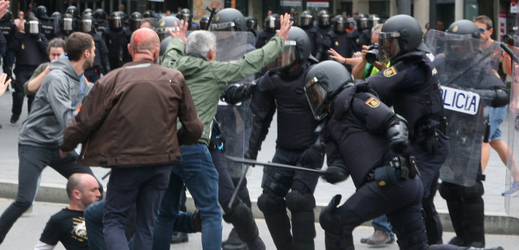 Potyčky mezi policií a katalánskými voliči.