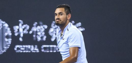 Australský tenista Nick Kyrgios uznale tleská Rafaelu Nadalovi ve finále v Pekingu.