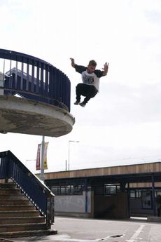 Parkour - pohyb přes překážky s akrobatickými prvky.