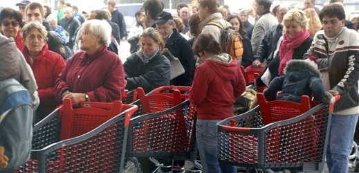 Fronta před obchodním centrem v Praze-Chodově.,