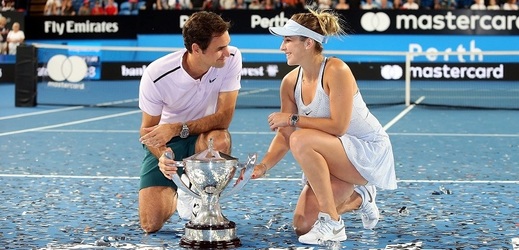 Roger Federer a Belinda Benčičová jako vítězové letošního Hopman Cupu.