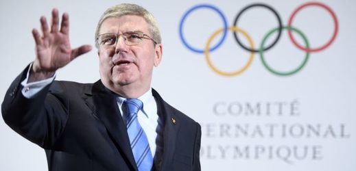 Thomas Bach obhajuje rozhodnutí mezinárodního olympijského výboru.